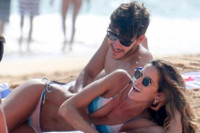 Izabel Goulart berjemur di pantai Brasil bersama Kevin Trapp