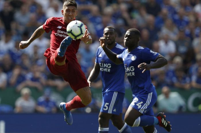 Roberto Firmino mencoba mengontrol bola sementara Wes Morgan memerhatikannya saat Leicester City vs Liverpool pada laga Premier League di Stadion King Power, 1 September 2018. 