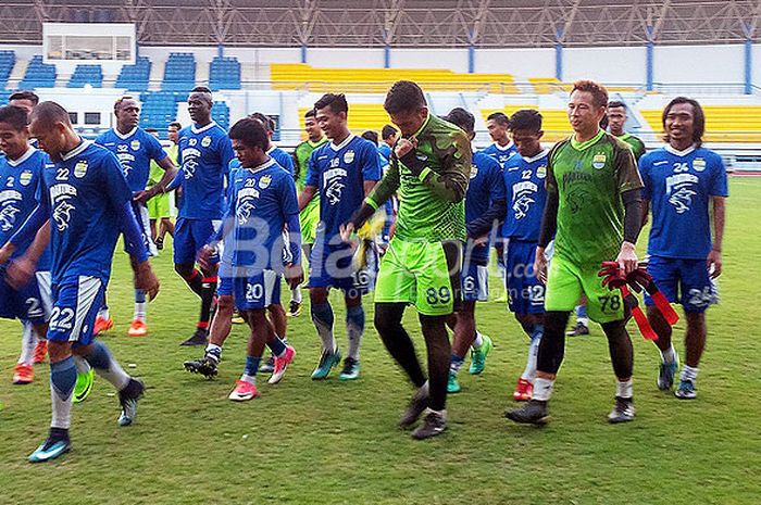  Pemain Persib Bandung meninggalkan lapangan setelah mengikuti latihan di Stadion Arcamanik, Kota Bandung, Senin (30/4/2018).          