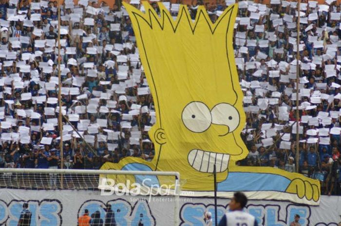 Koregrafi dengan karakter Bart Simpson dibawa ordo pendukung PSIS Semarang, Panser Biru saat menjamu