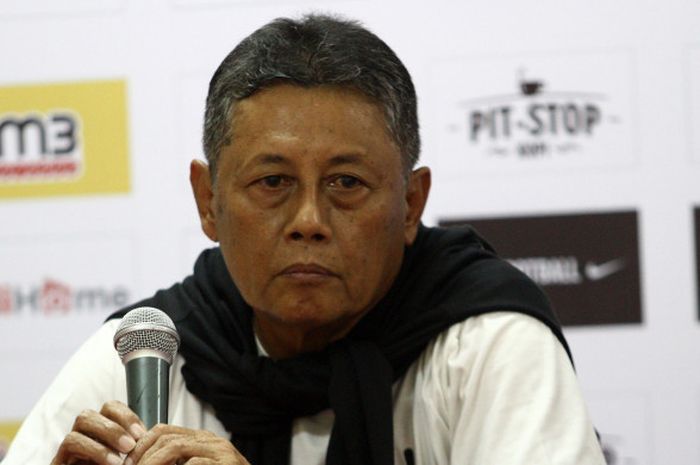 Pelatih PSS Sleman, Hery Kiswanto saat memberi keterangan kepada awak media jelang timnya dijamu Persegres di Gelora Joko Samudro, Gresik, Sabtu (5/4/2018).