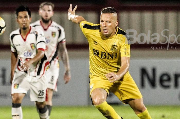 Pemain Bhayangkara FC, Nicola Komazec saat melawan Mitra Kukar di Stadion PTIK, Jakarta, Kamis (17/5/18) malam WIB.