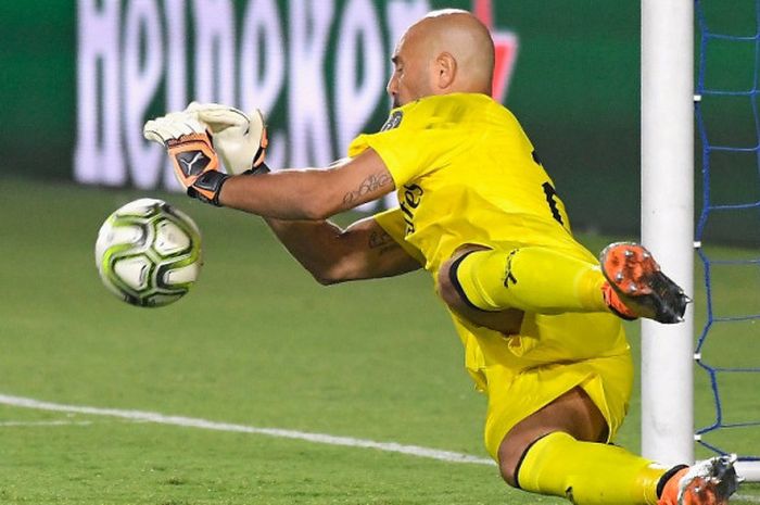 Kiper AC Milan, Pepe Reina, menepis penalti dalam laga International Champions Cup 2018 kontra Manchester United di Stadion Rose Bowl, California, Amerika Serikat, Kamis (26/7/2018).