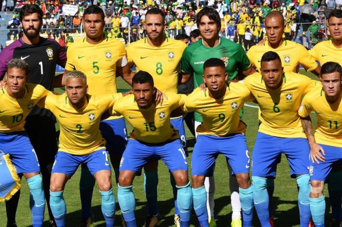 Peneyrang Timnas Bolivia, Marcelo Moreno (atas, empat dari kiri), ikut berofoto bersama skuad Timnas Brasil jelang laga Kualifikasi Piala Dunia 2018 di Stadion Estadio Hernando Siles, La Paz, Bolivia pada Jumat (6/10/2017).