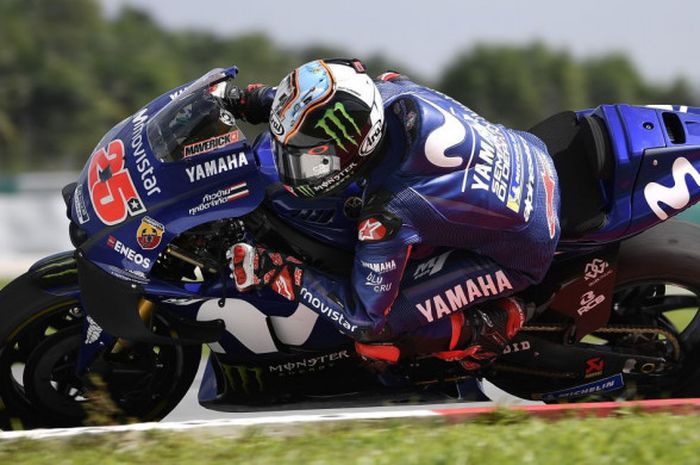 Pebalap tim Movistar Yamaha, Maverick Vinales, saat beraksi pada tes pramusim hari ketiga di Sirkuit Sepang, Malaysia, Selasa (30/1/2018).