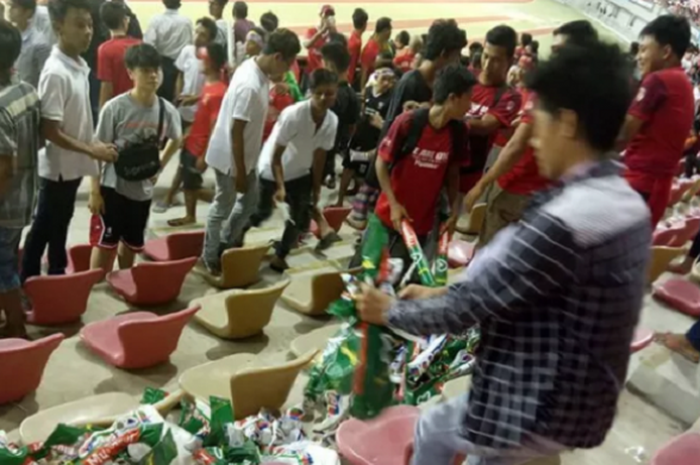 Fan timnas Myanmar melakukan aksi bersih-bersih stadion usai menyaksikan laga timnya kontra Kamboja pada matchday kedua Grup A Piala AFF 2018 di Stadion Mandhalar Thiri Stadium, Senin (12/11/2018)