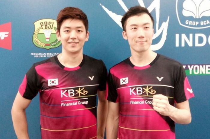 Pasangan ganda putra Korea Selatan, Lee Yong-dae/Yoo Yeon-seong, berfoto setelah meraih kemenangan babak perempat final di turnamen BCA Indonesia Open Superseries Premier 2016. Lee/Yoo melangkah ke babak semifinal setelah mengalahkan rekan senegara sekaligus juara bertahan, Ko Sung-hyun/Shin Baek-cheol, 21-12, 21-16, di Istora Gelora Bung Karno, Senayan, Jakarta, Jumat (3/6/2016).