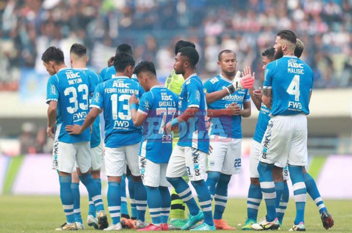       Para pemain Persib Bandung bersiap jelang laga Liga 1 2018 kontra Persija Jakarta di Stadion Gelora Bandung Lautan Api (GBLA), Kota Bandung, Minggu (23/9/2018).                                                         