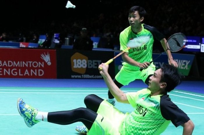 Pasangan ganda putra nasional, Mohammad Ahsan (bawah) dan Rian Agung Saputro, berupaya mengembalikan kok dari lawannya, Lu Kai/Zheng Siwei (China), pada laga babak kedua All England di Barclaycard Arena, Birmingham, Kamis (9/3/2017).