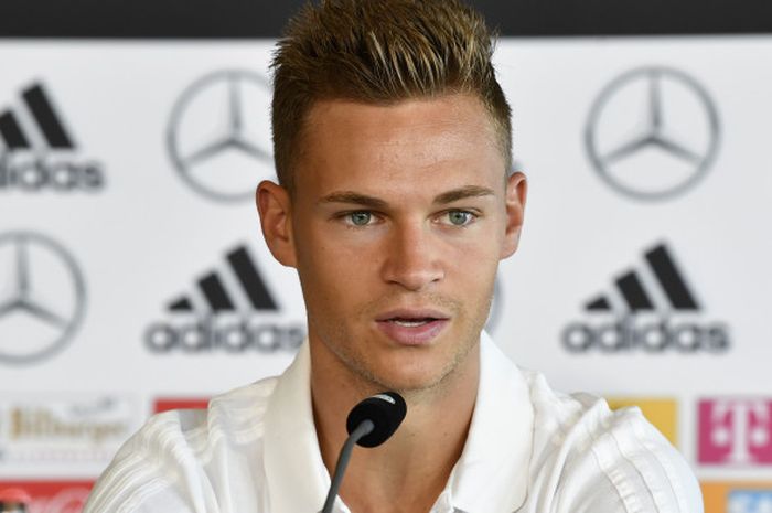 Pemain bertahan Jerman, Joshua Kimmich, berbicara dalam konferensi pers setelah timnya sukses menuai kemenangan 2-1 atas Reppublik Ceska di laga kualifikasi Piala Dunia 2018 di Eden Arena, Jumat (1/9/2017) waktu setempat.