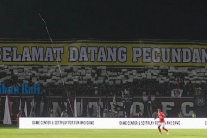 Spanduk yang dibentangkan oleh suporter Bali United saat melawan Bhayangkara FC, di Stadion I Wayan Dipta, Gianyar, Bali, Sabtu (21/7/2018).