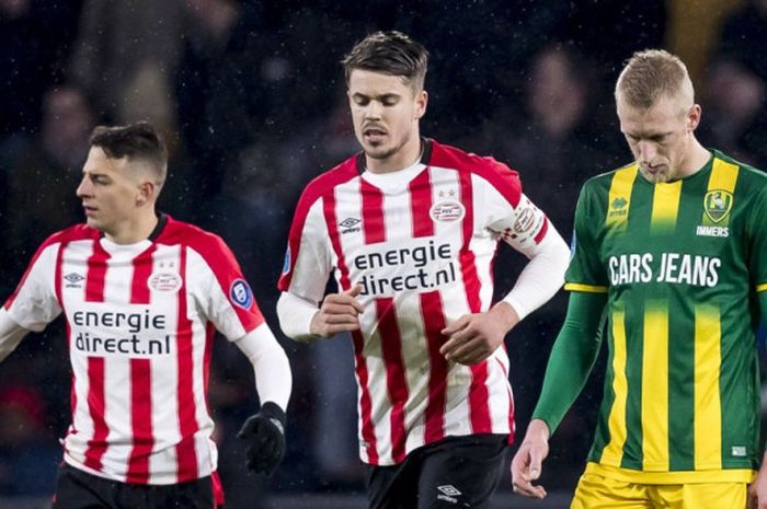 Gelandang PSV Eindhoven, Marco van Ginkel (tengah), merayakan gol yang dia cetak ke gawang ADO Den Haag dalam laga Liga Belanda di Stadion Philips, Eindhoven, pada 16 Desember 2017.