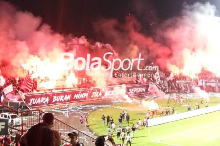     Suasana tribune utara Stadion Kapten I Wayan Dipta di Gianyar saat Bali United menjamu Persija untuk pekan ke-33 Liga 1 2018, 2 Desember 2018.     