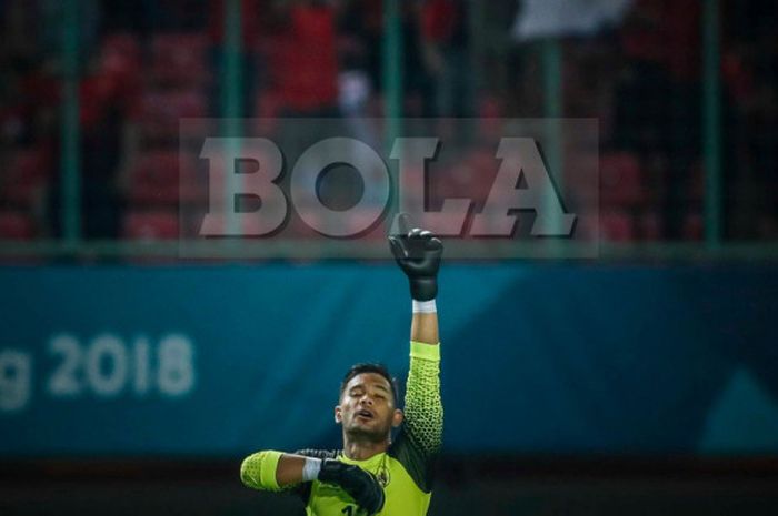 Kiper timnas u-23 Indonesia, Andritany Ardhiyasa, bereaksi pada laga penyisihan Grup A cabang sepak bola Asian Games 2018 kontra timnas u-23 Laos di Stadion Patriot, Bekasi, Jumat (17/8/2018).