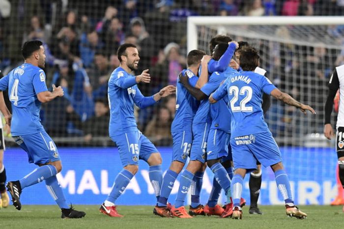 Para pemain Getafe merayakan gol timnya yang berhasil dicetak Markel Bergara ke gawang Valencia dalam laga Liga Spanyol 2017-2018 di Stadion Coliseum Alfonso Perez, Getafe, Spanyol, pada Minggu (3/12/2017).