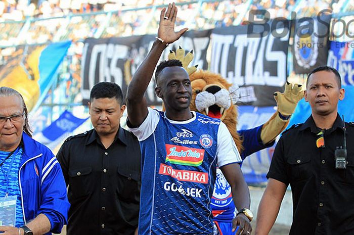  Gelandang anyar Arema FC, Makan Konate, diperkenalkan ke publik saat jeda pertandingan antara Arema FC kontra PS Tira di Stadion Kanjuruhan, Kabupaten Malang, Minggu (15/7/2018). 