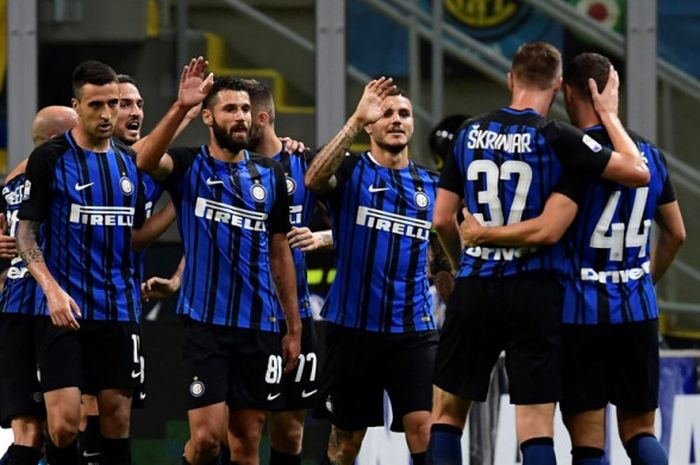 Striker Inter Milan, Mauro Icardi, merayakan gol bersama rekan-rekannya dalam laga Liga Italia kontra Fiorentina di Stadion Giuseppe Meazza, Milan, pada 20 Agustus 2017.