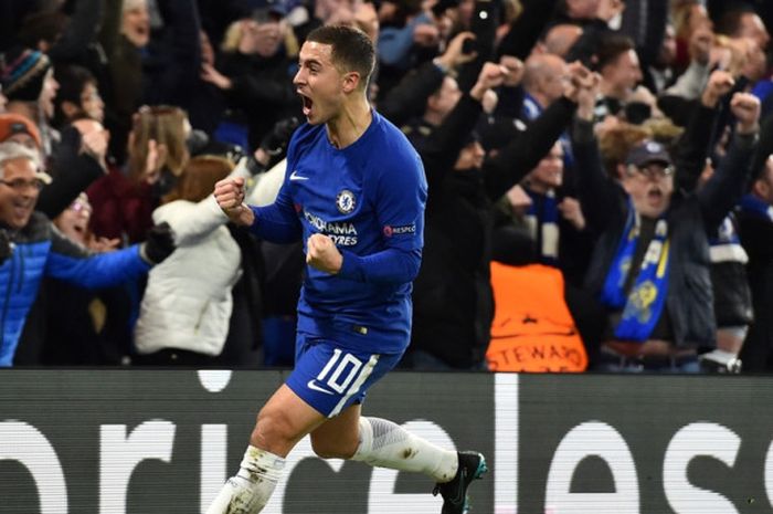 Gelandang Chelsea, Eden Hazard, merayakan gol yang dicetak timnya ke gawang Atletico Madrid dalam laga Grup C Liga Champions di Stadion Stamford Bridge, London, Inggris, pada 5 Desember 2017.