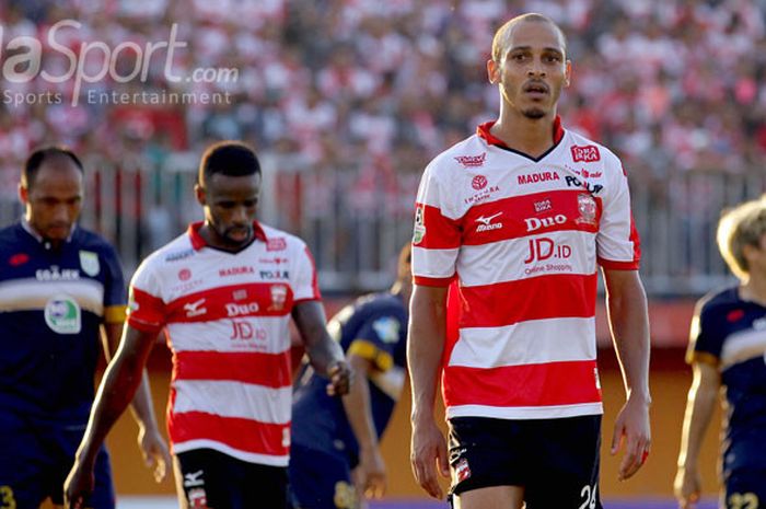 Ekspresi striker Madura United, Peter Odemwingie, saat tampil melawan Persela Lamongan dalam laga lanjutan pekan ke-18 Liga 1 Madura United di Stadion Gelora Pamelinggan, Jumat (04/08/2017) sore