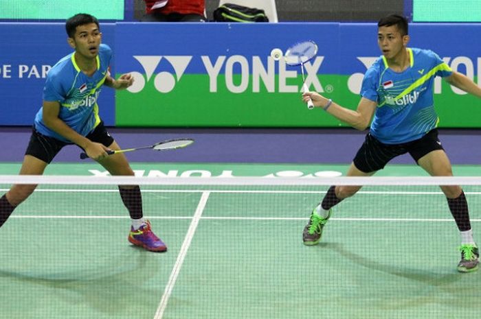 Pasangan ganda putra Indonesia, Fajar Alfian/Muhammad Rian Ardianto, mengembalikan kok ke arah Li Junhui/Lui Yuchen (China) pada babak pertama Prancis Terbuka yang berlangsung di Stade Pierre de Coubertin, Paris, Rabu (25/10/2017).