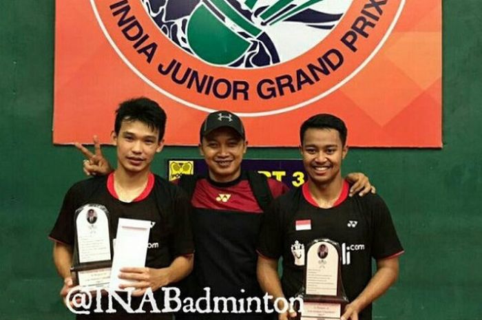 Rinov Rivaldy (kiri) saat menjuarai India Junior International Grand Prix 2017 di nomor ganda putra bersama Rehan Naufal Kusharjanto pada Minggu (4/9/2017) di Pune, India. 