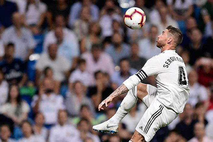 Aksi bek Real Madrid, Sergio Ramos, dalam laga lanjutan Liga Spanyol 2018-2019 melawan Espanyol di Stadion Santiago Bernabeu, Madrid, 2 September 2018.