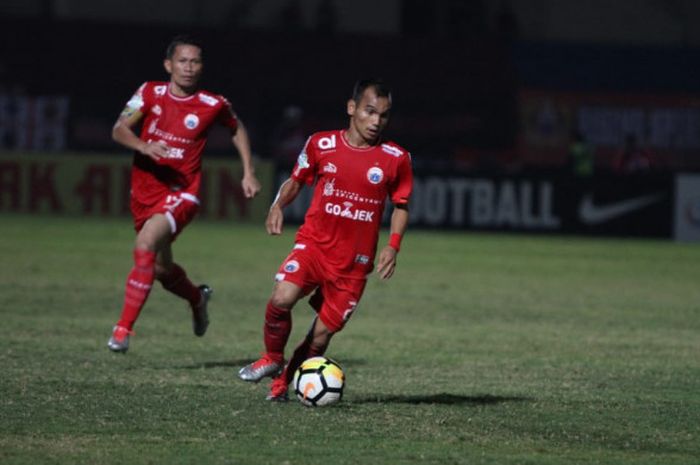  Pemain Persija Jakarta Riko Simanjuntak beraksi pada laga kontra Bhayangkara FC, di Stadion Sultan Agung, Bantul, Jumat (27/7/2018).    