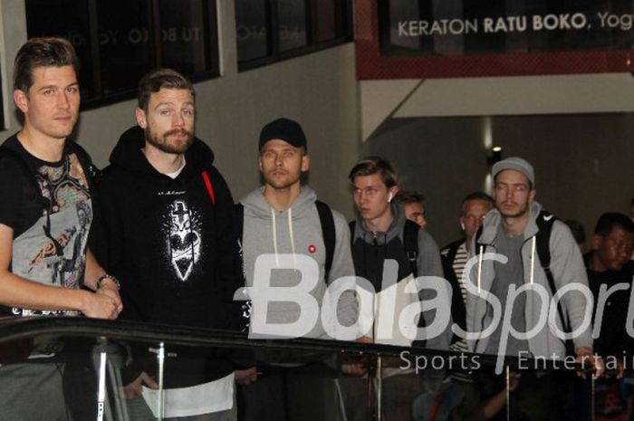 Para pemain timnas Islandia menaiki eskalator di Bandara Internasional Adi Sutjipto, Yogyakarta, pada Minggu (7/1/2018) jelang laga melawan Indonesia Selection.