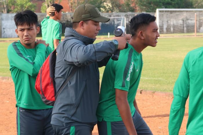 Para pemain timnas U-19 Indonesia menggelar sesi latihan menjelang laga kontra Singapura di Stadion Jenggolo, Sidoarjo, Senin (2/7/2018).