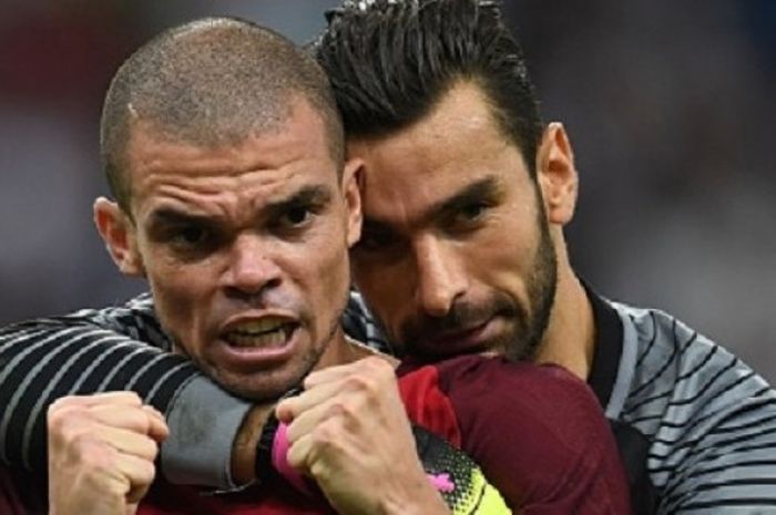 Pepe dan Rui Patricio merayakan kemenangan Portugal atas Prancis di final Piala Eropa 2016, Minggu (10/7/2016).  