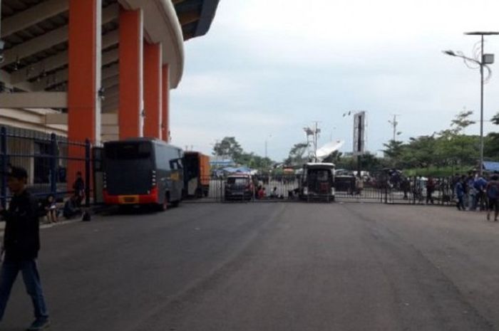 Suasana sepi di Stadion Si Jalak Harupat, Bandung.