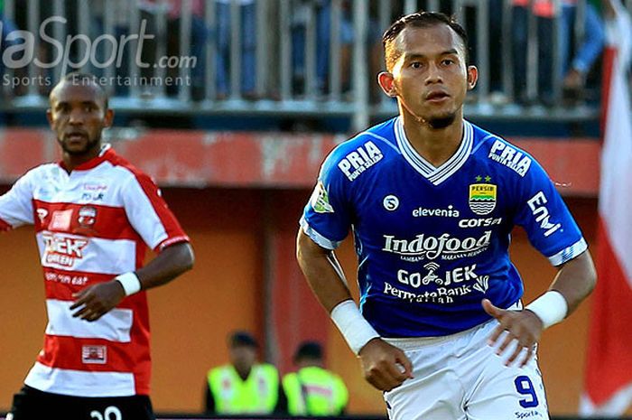  Penyerang Persib Bandung, Airlangga Sucipto, saat menyambut sepak pojok pada laga pekan ketujuh Liga 1 2018 melawan Madura United di Stadion Gelora Ratu Pamellingan Pamekasan, Jawa Timur, Jumat (04/05/2018) sore. 