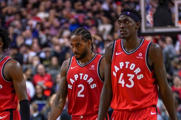 Pemain Toronto Raptors OG Anunoby (kiri), Kawhi Leonard (tengah), dan Pascal Siakam (kanan).