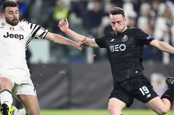 Aksi gelandang FC Porto, Diogo Jota (kanan), berduel dengan bek Juventus, Andrea Barzagli, dalam pertandingan Liga Champions 2016-2017 di Stadion Juventus, Turin, Italia, pada 14 Maret 2017.