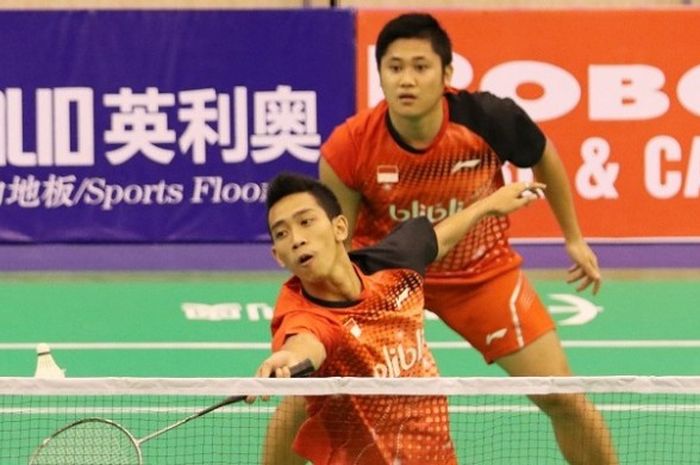 Pasangan ganda putra Indonesia, Ade Yusuf Santoso/Wahyu Nayaka Arya Pankaryanira, mengembalikan kok ke arah Teo Ee Yi/Ong Yew Sin (Malaysia). Ade/Wahyu menang 21-11, 17-21, 22-20 pada partai pertama Kejuaraan Asia Beregu 2017 yang berlangsung di Nguyen Du Cultural Sport Club, Ho Chi Minh City, Vietnam, Kamis (16/2/2017). 