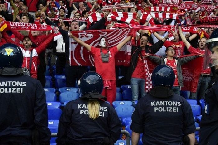 Para polisi berjaga-jaga di hadapan pendukung Liverpool, pada laga final Liga Europa antara Liverpool dan Sevilla di St Jakob Park, Basel, 18 Mei 2016.