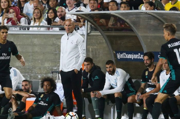 Pelatih Real Madrid, Zinedine Zidane, menyaksikan anak-anak asuhnya beraksi dalam laga International Champions Cup kontra Manchester City di Los Angeles Memorial Coliseum, Amerika Serikat, pada 26 Juli 2017.