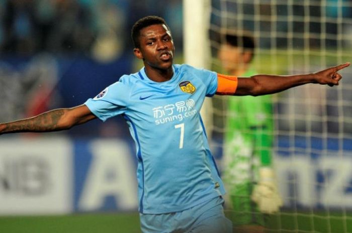 Gelandang Jiangsu Suning, Ramires, merayakan gol ke gawang Jeju United dalam partai Liga Champions Asia di Nanjing, 25 April 2017.