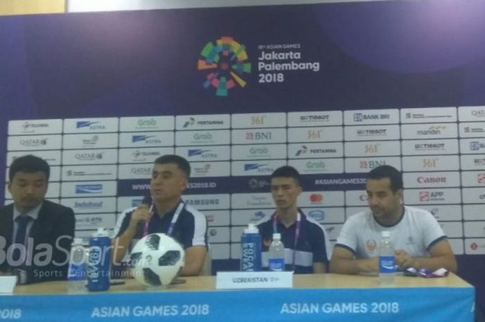 Pelatih timnas U-23 Uzbekistan,  Khaydarov Ravshan (dua dari kiri) saat memberikan keterangan pers seusai laga kontra timnas U-23 Bangladesh pada partai matchday pertama Grup B cabang sepak bola Asian Games 2018 dan terlaksana di Stadion Pakansari, Kabupaten Bogor, Selasa (14/8/2018).