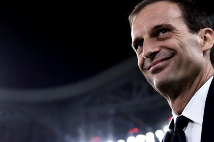 Pelatih Juventus, Massimiliano Allegri, tersenyum dalam partai Liga Italia lawan Bologna di Allianz Stadium Turin, 26 September 2018.