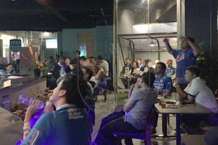 Nobar biru yang dilakukan oleh bobotoh  di 1933 Dapur & Kopi, Minggu (23/7/2018).