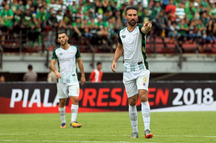 Striker PS TNI, Bruno Elio Martins, saat tampil melawan Persebaya pada laga perdana Piala Presiden 2018 Grup C di Stadion Gelora Bung Tomo Surabaya, Jawa Timur, Minggu (28/1/2018) 