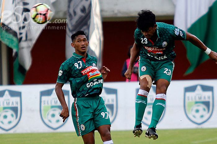 Aksi pemain PSS Sleman daam laga uji coba melawan Bhayangkara FC di Stadion Maguwoharjo, Sleman, Rabu (28/2/2018).