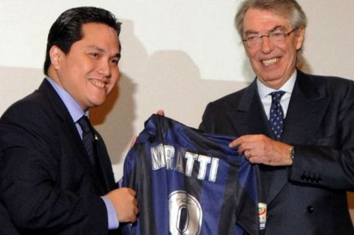 Presiden Inter Milan, Erick Thohir, melakukan seremonial dengan kostum tim bersama pendahulunya, Massimo Moratti.