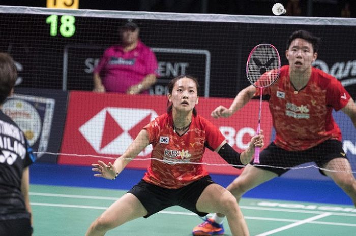 Pasangan ganda campuran Korea Selatan, Seo Seung-jae/Chae Yoo-jung, mengembalikan kok ke arah Dechapol Puavaranukroh/Sapsiree Taerattanachai (Thailand) pada babak semifinal Denmark Open 2018 yang berlangsung di Odense Sports Park, Sabtu (20/10/2018).