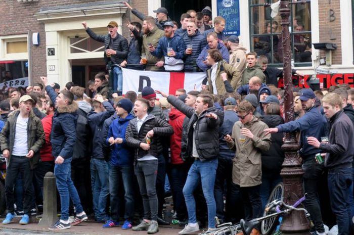 Pendukung timnas Inggris atau biasa disebut Holligans, jelang pertandingan Belanda melawan Inggris, di Amsterdam, Jumat, 23 Maret 2018.