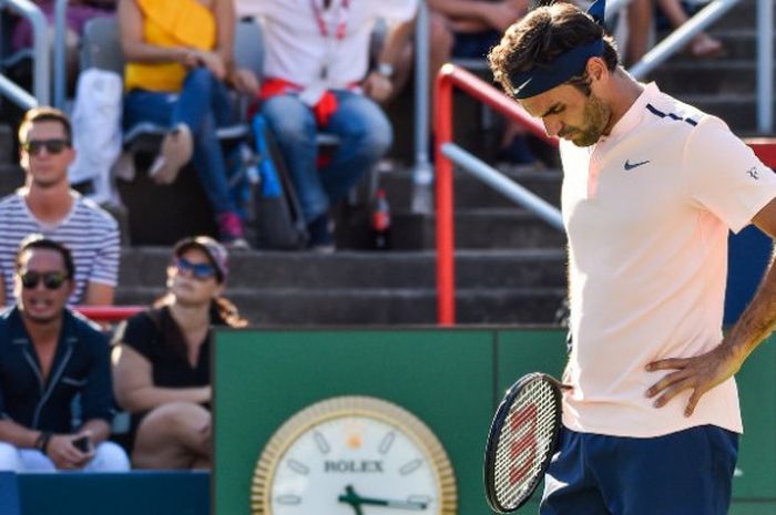 Petenis Swiss, Roger Federer, bereaksi saat menjalani laga melawan Alexander Zverev (Jerman) pada babak final Rogers Cup di Uniprix Stadium, Montreal, Kanada, Minggu (13/8/2017). Federer kalah dengan skor 3-6, 4-6.