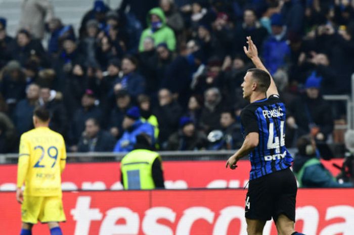 Selebrasi winger Inter Milan, Ivan Perisic, usai mencetak gol pertama melawan Chievo pada laga di Stadion Giuseppe Meazza, Milan, Italia, Minggu (3/12/2017).