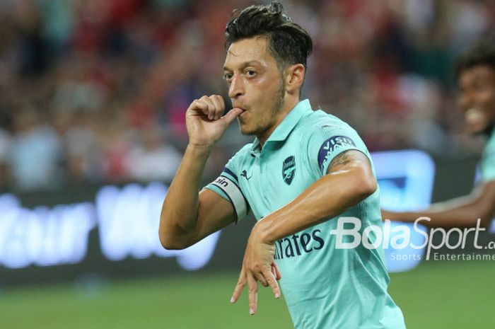 Pemain Arsenal, Mesut Oezil, merayakan gol ke gawang Paris Saint-Germain dalam laga International Champions Cup 2018 pada 28 Juli 2018.