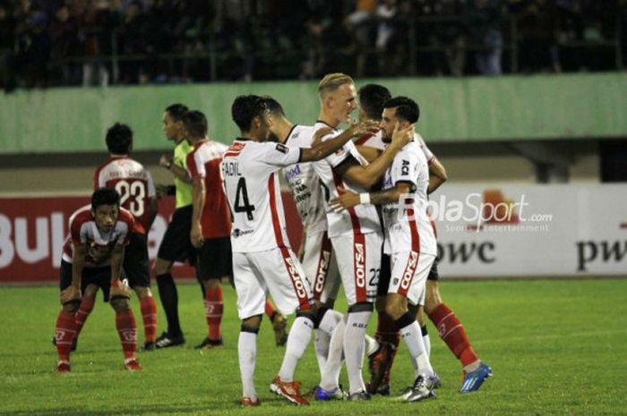 Para pemain Bali United merayakan gol Stefano Lilipaly ke gawang Madura United pada babak perempat final Piala Presiden 2018, di Stadion Manahan, Solo, Sabtu (3/2/2018).